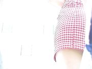 多视角偷拍2位美眉换衣尿尿