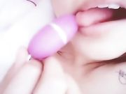 嫩妹主播舔跳蛋 超级骚的呻吟声 很是诱惑