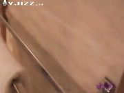 门缝高度紧张偷拍母女走光