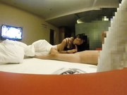 大学美女酒店援交时被变态男一直猛操嘴巴,自己坐在鸡鸡上干