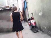 快餐达人大白天路边店泄火,少妇边看a片边干软磨硬泡同意从后面干