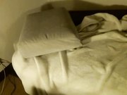 强迫她当场脱衣做爱给对方看