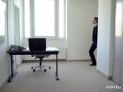 办公室新来的美乳女秘书太骚了 一个口哨就能勾过来办公桌上干一炮