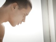 修长美腿极品身材美女用T裤把猛男双手绑住脱光在他面前挑逗他最后被狠狠干了