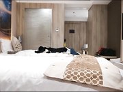 土豪胖哥1800元网约女神级美女酒店啪啪,直接抱起来狠狠操逼