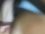 少妇微微舔着粗黑的大屌被道具玩着骚逼，主动上位无套抽插流出好多白浆