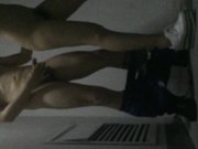 猥琐四眼男大白天与女友楼梯口打炮脱个精光大声呻吟后入站立劈腿干