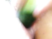 还未破处的高中小妹初次表演拿黄瓜自慰 水超多