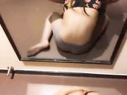 对着镜子拿着摄像机把丝袜美女从地上搞到床上