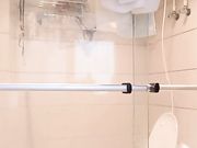 大奶美颜女主播自慰在洗手间把自己玩尿了