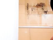 大奶美颜女主播自慰在洗手间把自己玩尿了