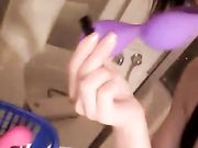 大奶美颜女主播自慰在洗手间把自己玩尿了