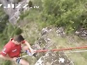 年轻情侣挑战极限做爱 蹦极时悬在空中快炮抽插真刺激