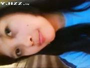 颜值不错的小骚货户外开直播 先露奶子后露屄