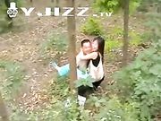 和老公长期出差的白嫩小少妇郊外3P大战 被轮流操过后超满足