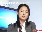 淫荡的新闻直播员 做直播时欲望来袭爽了一波