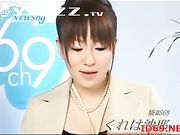 淫荡的新闻直播员 做直播时欲望来袭爽了一波