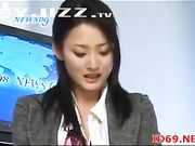 淫荡的新闻直播员 做直播时欲望来袭爽了一波