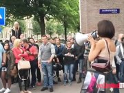 在人群中让人摸奶子,摸逼逼,真刺激