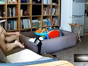 漂亮小美女到男友家做客时大中午就被按在沙发上扒光衣服激烈爆插