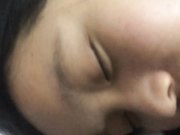 【MJ】00年巨乳小妹下药变死猪玩弄 跳蛋插入出水，插入鲍鱼和小嘴