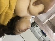 【MJ】00年巨乳小妹下药变死猪玩弄 跳蛋插入出水，插入鲍鱼和小嘴