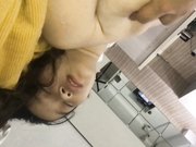 【MJ】00年巨乳小妹下药变死猪玩弄 跳蛋插入出水，插入鲍鱼和小嘴