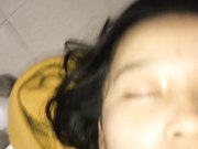 【MJ】00年巨乳小妹下药变死猪玩弄 跳蛋插入出水，插入鲍鱼和小嘴