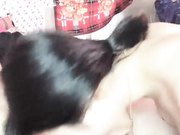 楚楚可怜的妹子既要劈柴干活，还要满足老公的性需求真可怜