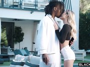 亚裔高挑美女吞吐大的惊人的鸡巴舔吸进出看着吓人挡不住超刺激啊