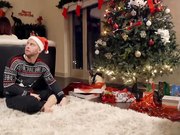 母亲给孩子们发了礼物 离开后两个姐姐勾引弟弟啪啪 最后被母亲发现