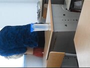 某职业院校小情侣为了开房省钱放学后趁教室没人趴在书桌上肏逼