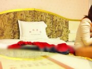 同城交友软件上认识的性感美女少妇聊熟后约出来和朋友一起玩3P