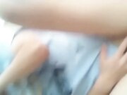 没啥性经验的纯情女友被插得表情痛苦 但是逼水是真的多貌似床都给弄脏了