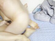 饥渴男友拉过熟睡中的女友 无套暴力插入嫩穴 快速抽插起来