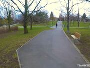 剧情演绎网红美少女伊娃人来人往的公园散步被色男搭讪用高额金钱引诱