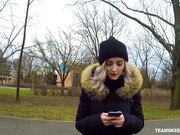 剧情演绎网红美少女伊娃人来人往的公园散步被色男搭讪用高额金钱引诱