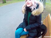 剧情演绎网红美少女伊娃人来人往的公园散步被色男搭讪用高额金钱引诱