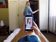 趁着妈妈还没回来，表哥拉着妹妹的手抚摸内裤之下的欲火