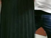 厂长勾搭女员工穿裙子扒起来就是方便，脱光按在床上激情抽插叫声骚浪