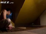 去朋友家发现朋友外出后 按住他的极品女友后入使劲操