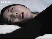 淫荡骚女宾馆被诱奸 白嫩美腿劈开后被大屌狂插超刺激