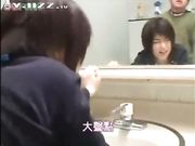 助理小妹在厕所里被前辈硬上 最后被操尿了