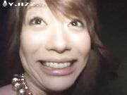 某高级会所公主在被众人扒光后往B里灌酒