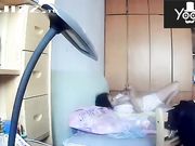 家用摄像机偷录貌似网络主播独守空房的宝妈给孩子喂奶 性感肚兜真是惹火