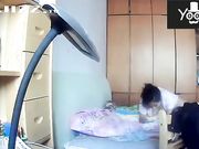 家用摄像机偷录貌似网络主播独守空房的宝妈给孩子喂奶 性感肚兜真是惹火