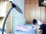 家用摄像机偷录貌似网络主播独守空房的宝妈给孩子喂奶 性感肚兜真是惹火