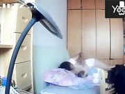 家用摄像机偷录貌似网络主播独守空房的宝妈给孩子喂奶 性感肚兜真是惹火