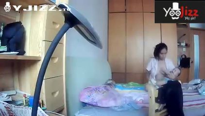 家用摄像机偷录貌似网络主播独守空房的宝妈给孩子喂奶 性感肚兜真是惹火