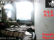 双机位拍摄素质哥单身宿舍双飞两个兼职卖保健品的气质少妇